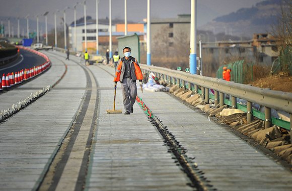 中国首条太阳能高速公路年底通车丨除了充电还能融雪