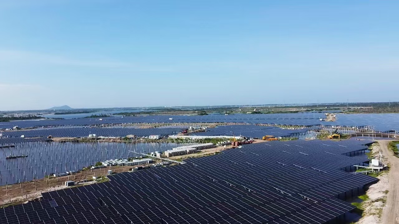 晨科太阳能海南文昌120MW渔光互补项目落地,高效支架赋能绿色能源新标杆